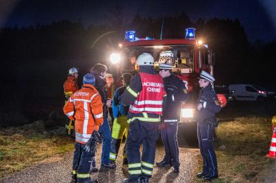 Kaisersbach: Gruenes Wasser in der Lein sorgt fuer Feuerwehreinsatz